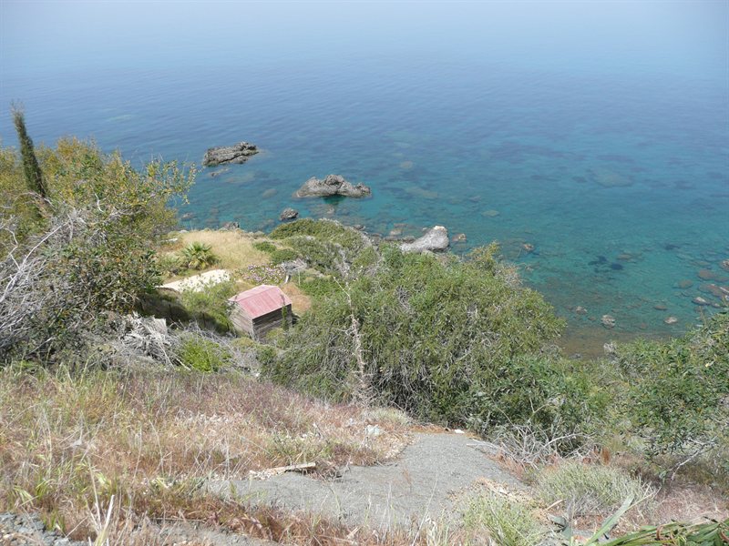 Between Polis and Pomos