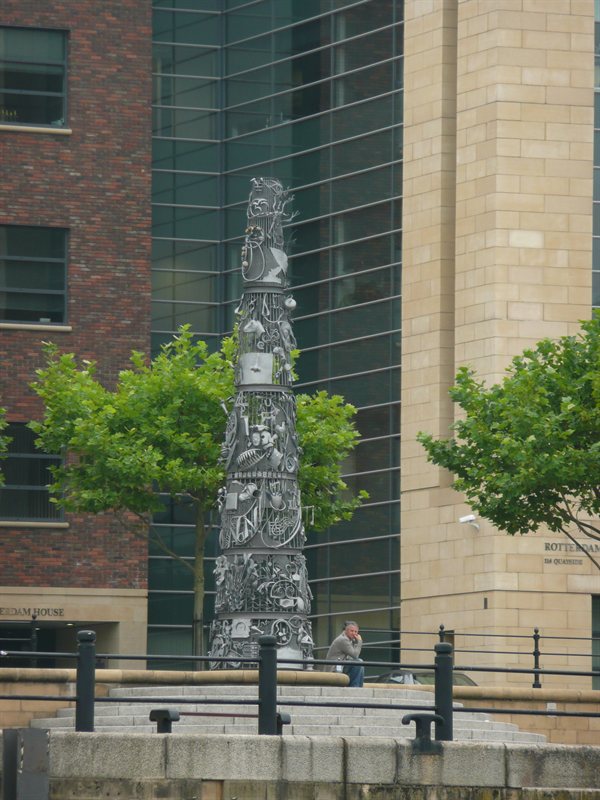 Monument at the side of the Tyne