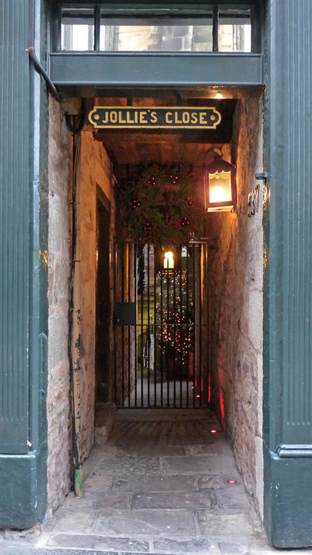 Alleyway in Edinburgh Old Town