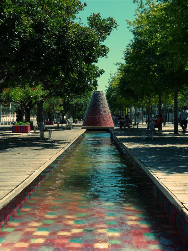 Erupting water feature at Parque des Nacoes