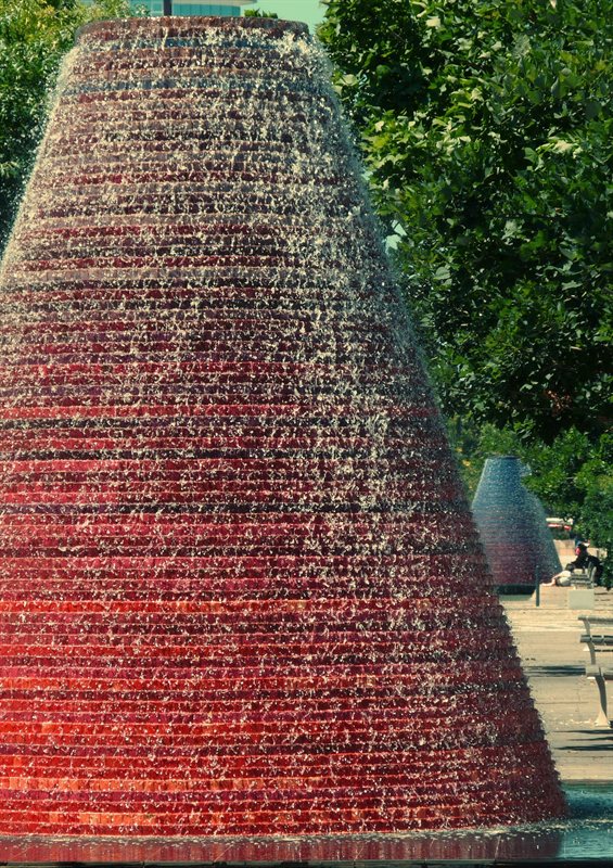 Erupting water feature at Parque des Nacoes