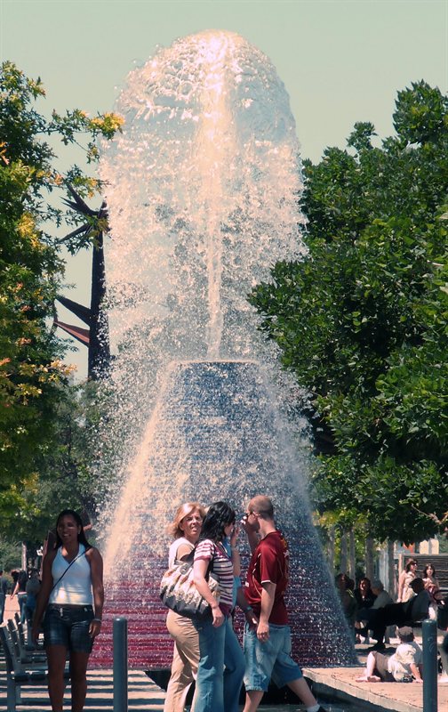 Erupting water feature at Parque des Nacoes