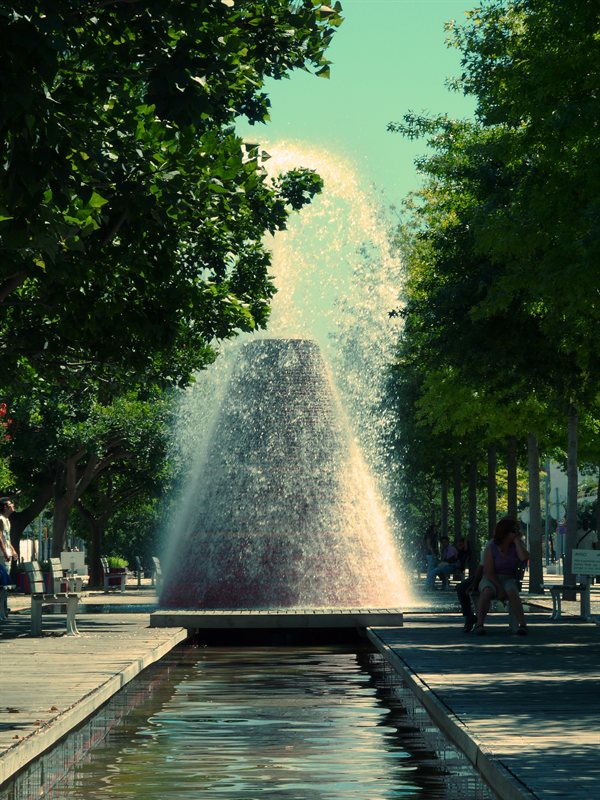 Erupting water feature at Parque des Nacoes