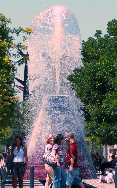 Erupting water feature at Parque des Nacoes