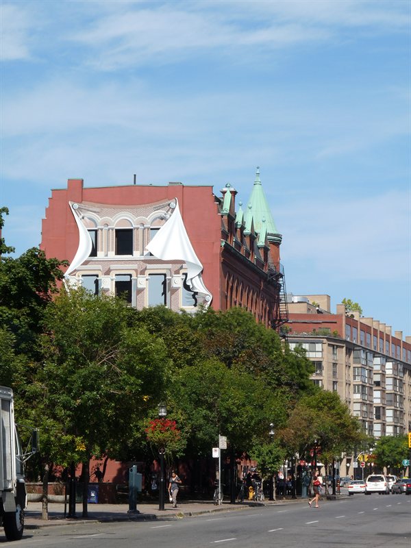 A "trompe l'oeil" on the side of a building near the St Lawrence market