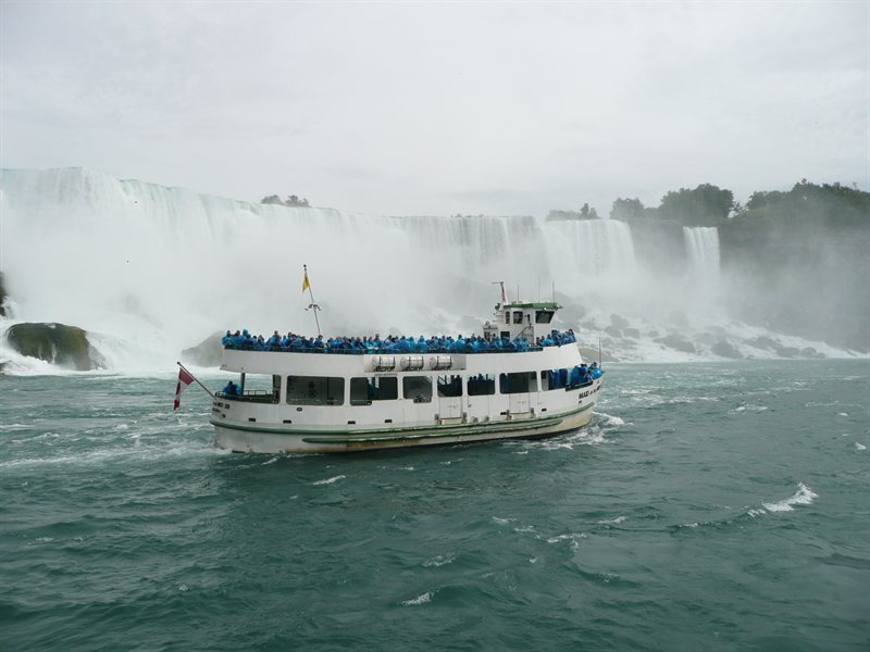 Maid of the Mist in front of the American falls
