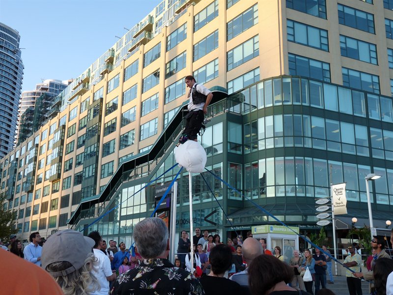Street performer at Lakeshore