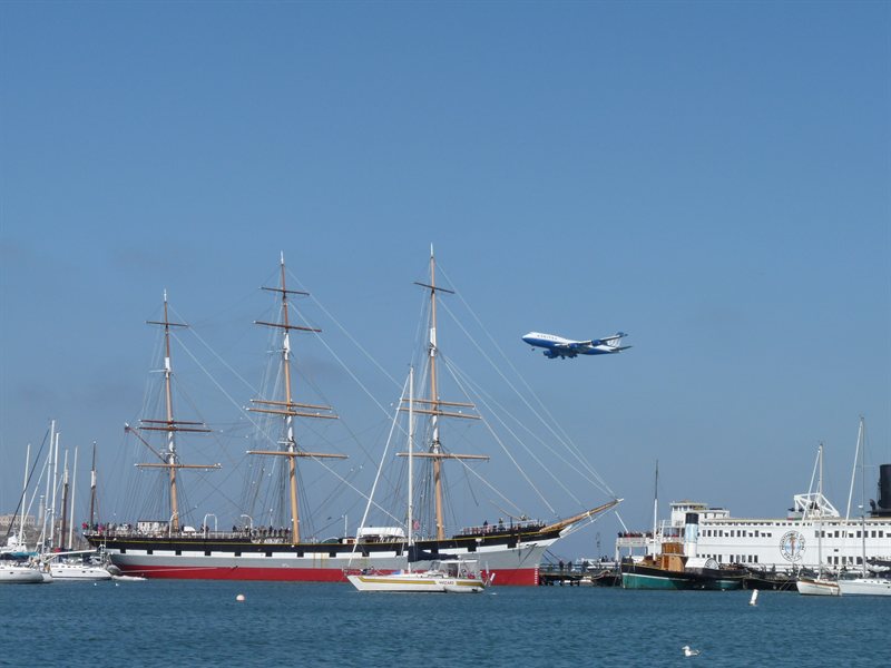 United Airlines Jumbo flys over the Bay