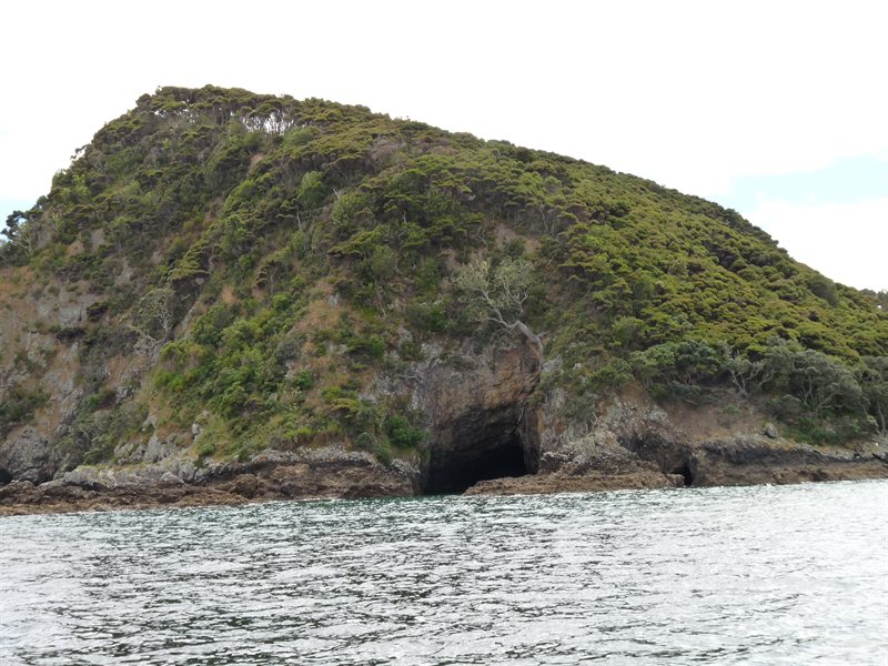 Sailing through the Bay of Islands