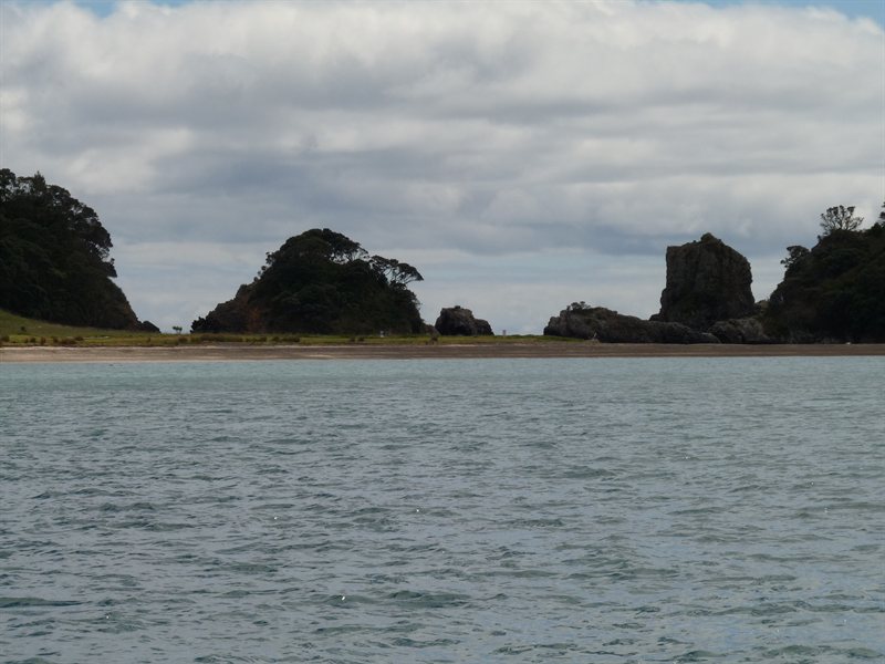 Sailing through the Bay of Islands