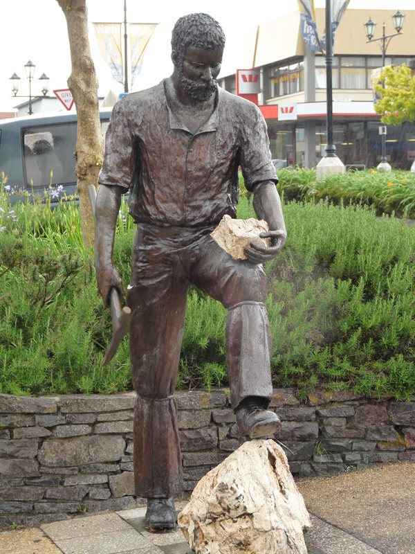 Statue in Waihi high street
