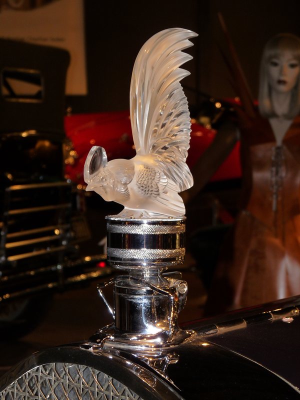 Bonnet ornament on Auburn