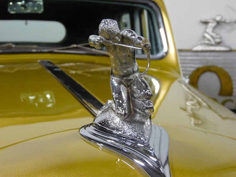 Bonnet ornament