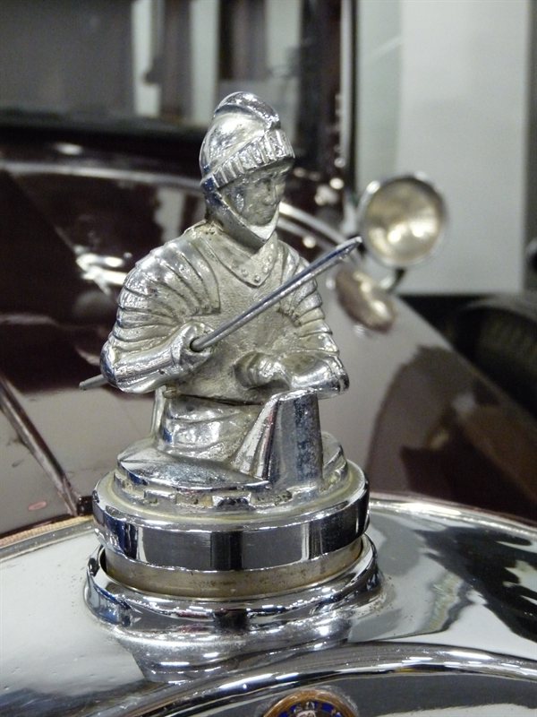 Bonnet ornament
