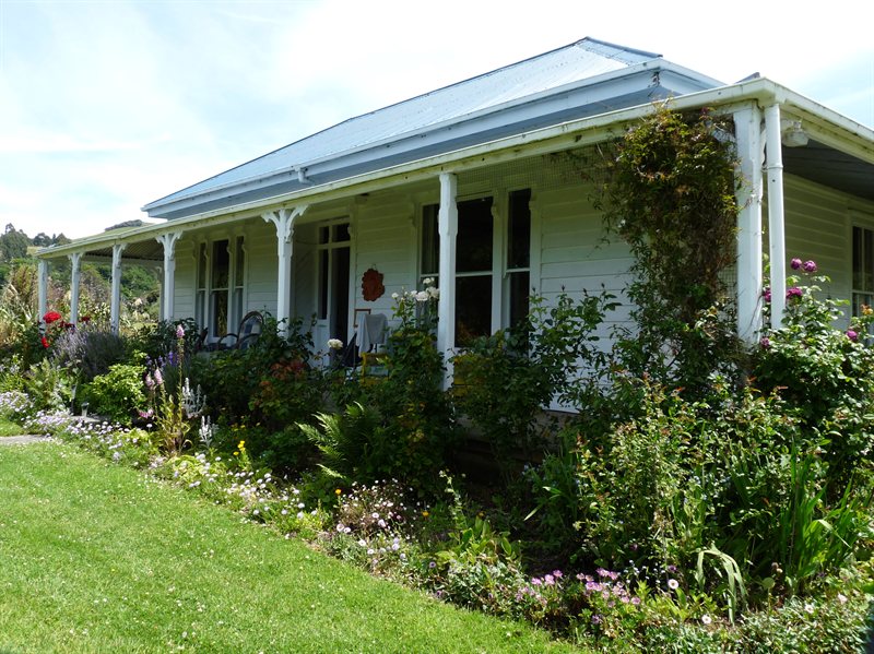 Half Moon Cottage, Barrys Bay, Akaroa