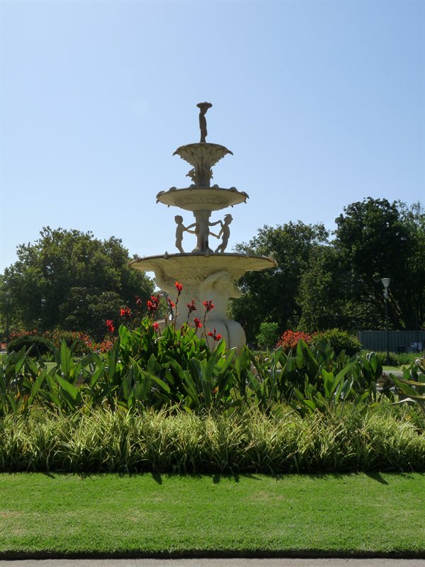 Waterless waterfeature in Carlton Gardens