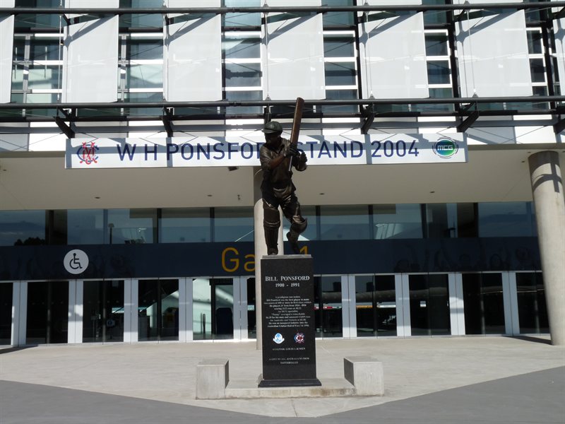 Bill Ponsford statue outside the MCG