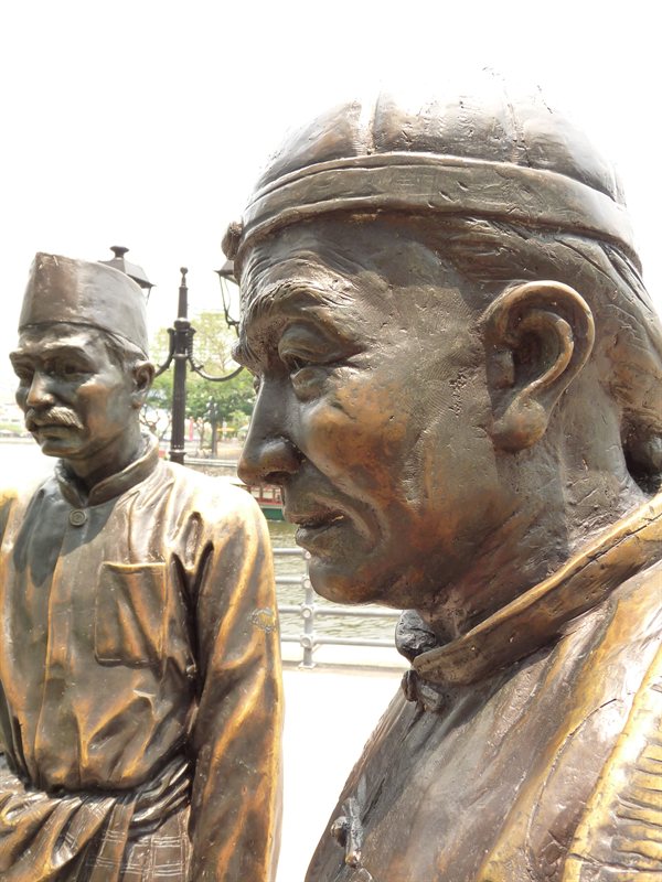 Statue along the riverside in Singapore