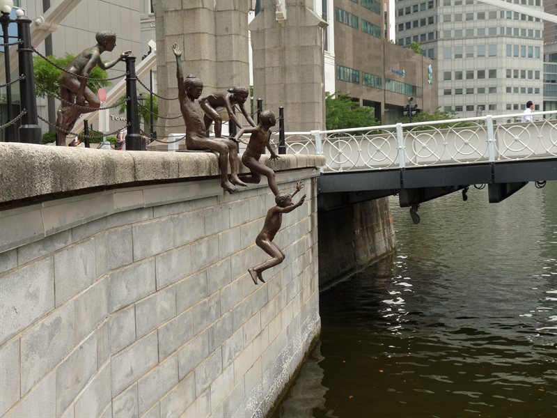 Statue of boys jumping in the water in Singapore