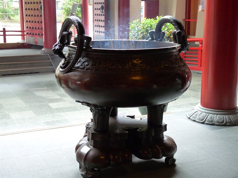 Incense burner at the Buddha Tooth Relic Temple