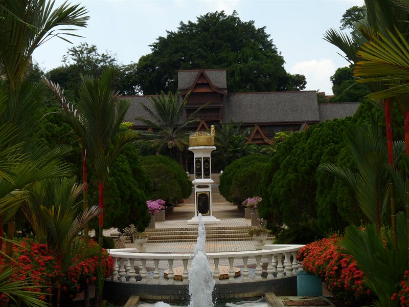 Sultanate's Palace Museum and gardens