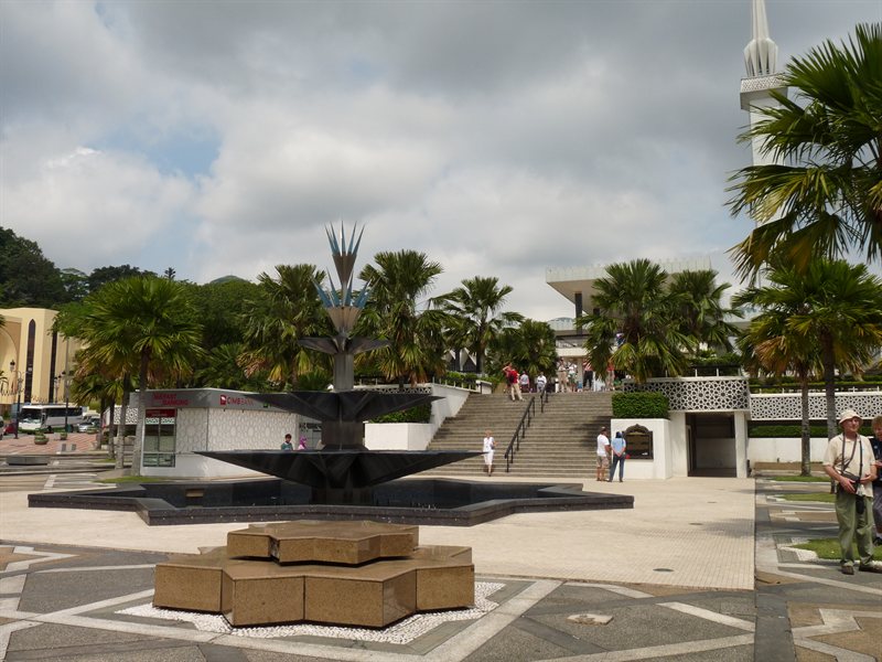 Fountain at the entrance to the National Mosque