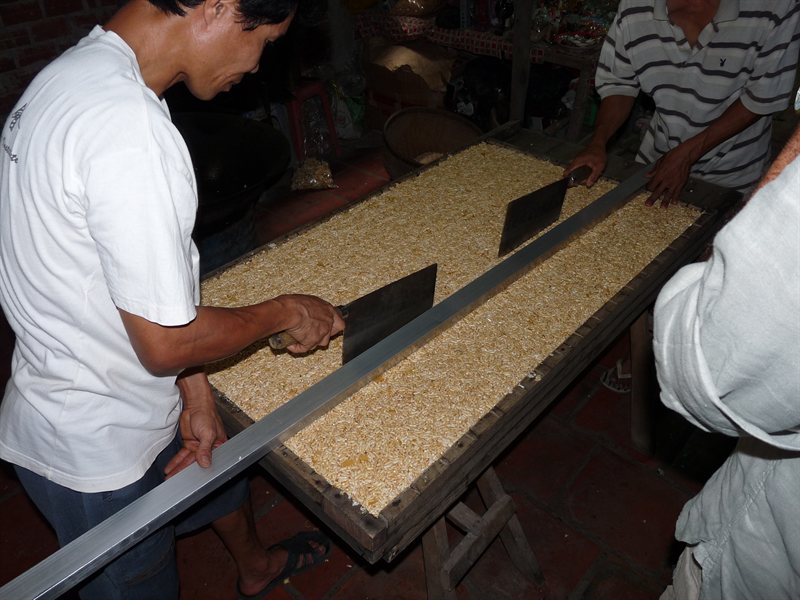 Chopping popped rice cakes