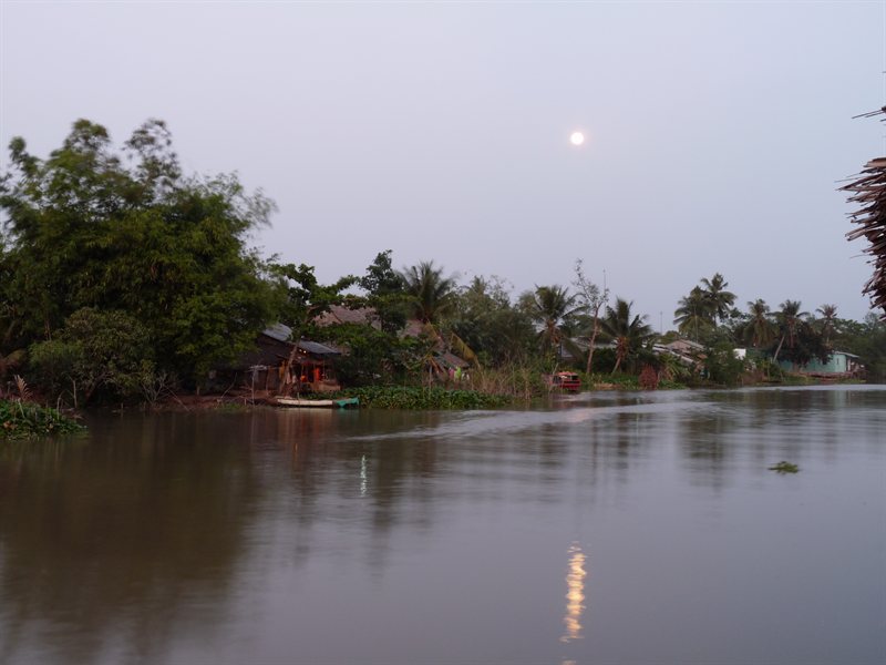 P1090445Full moon over the Mekong Delta