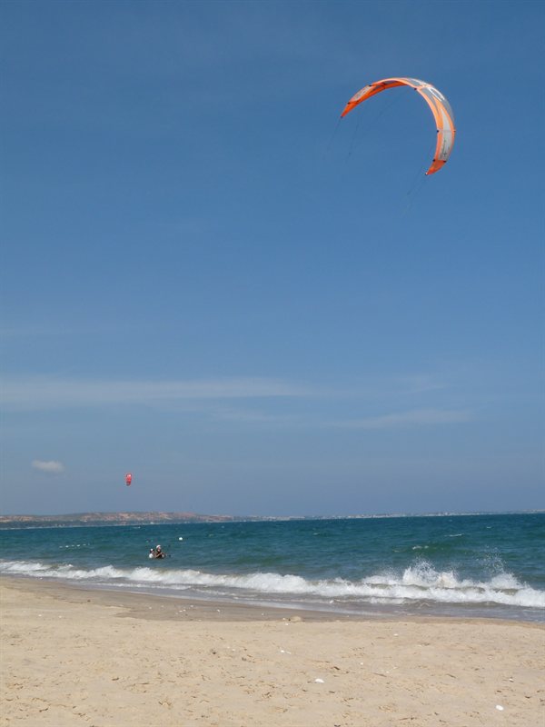 Ed learning to kitesurf on Mui Ne Beach