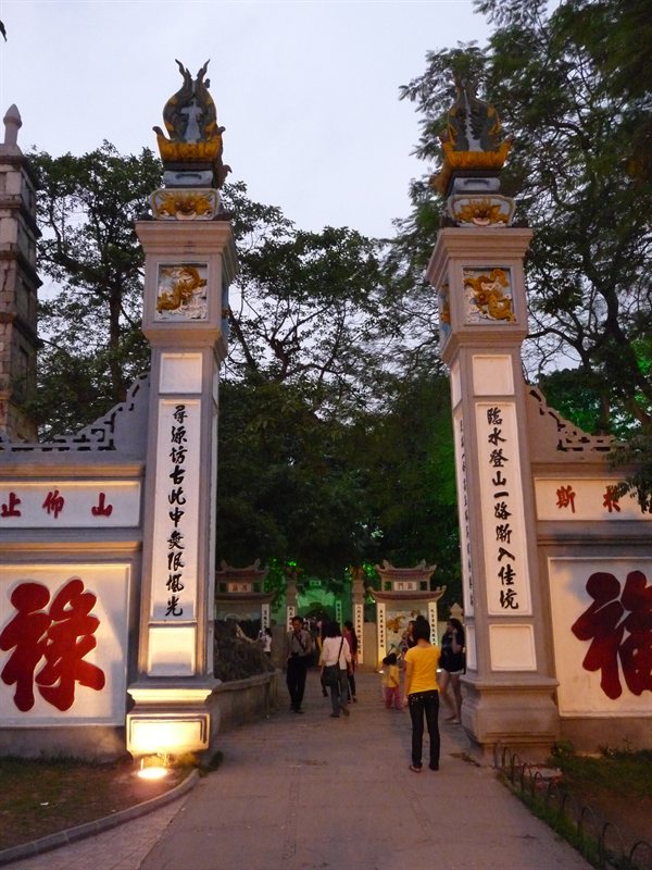 Entrance to temple at Ho?n Ki?m Lake