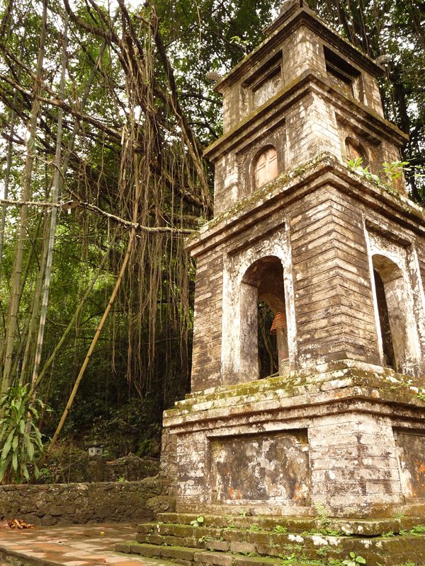 Other shrines next to Thien Tru Pagoda