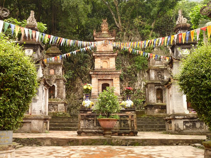 Other shrines next to Thien Tru Pagoda