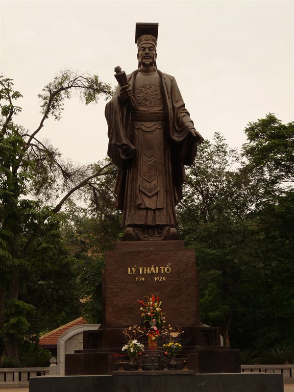 Statue of Ly Thai To