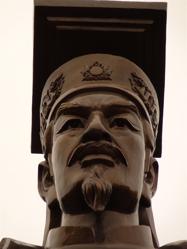 Statue of Ly Thai To