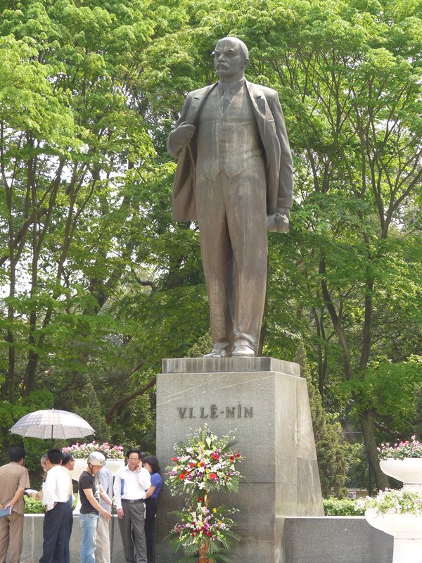 Lenin statue in Ha Noi