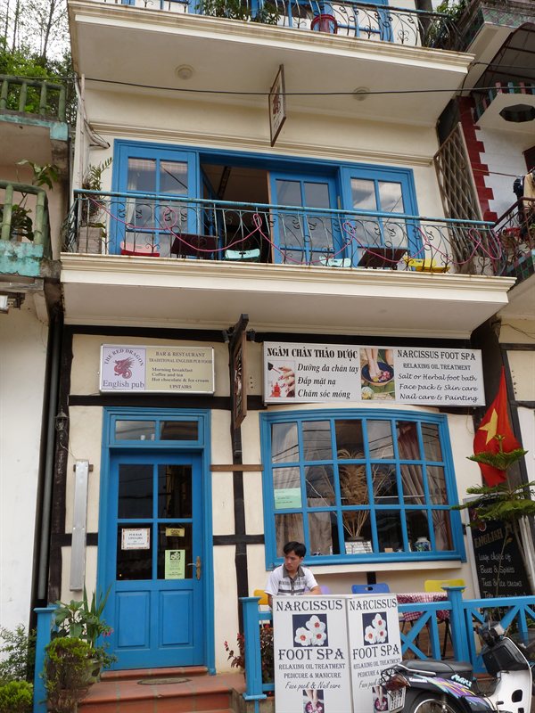 The Red Dragon English pub in Sapa