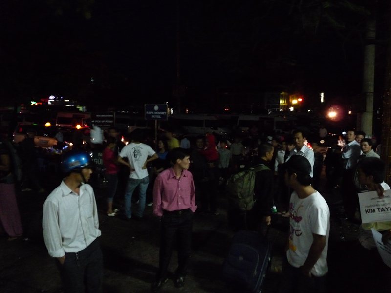 People at the Lao Cau train station at 5am