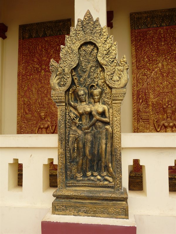 Statues at Wat Phnom