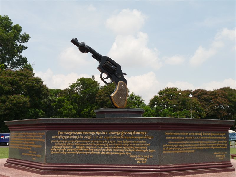 Peace monument by the Japanese Bridge