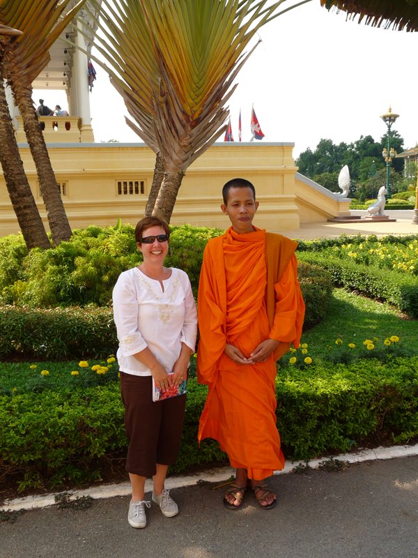 Claire with a Buddhist monk at the Royal Palace