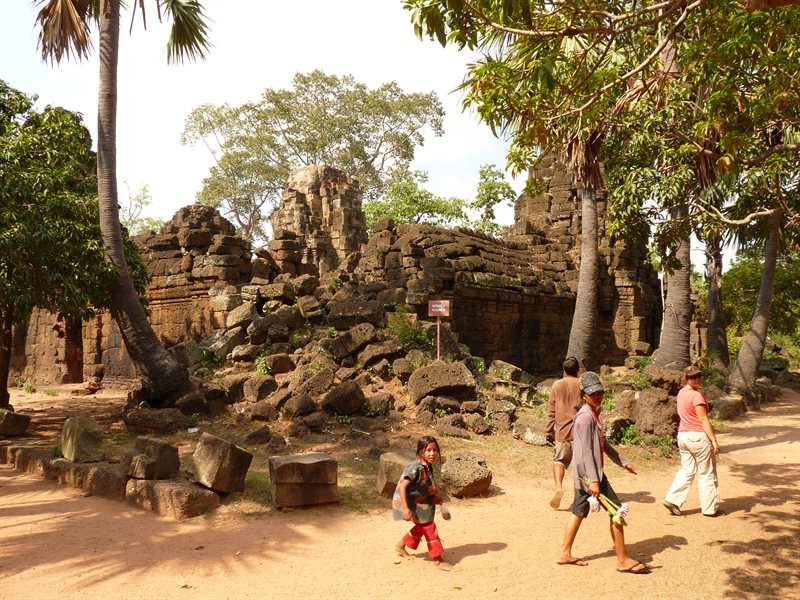 Angkorian-era temples at Tonle Bati