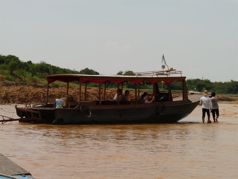 Re-floating a boat on the way to Chong Khneas floating village